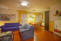 Bildet viser oppholdsrom med kjøkken i feriehus nært Pisa i Toscana.