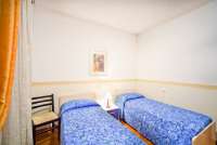 Bildet viser soverom i feriehus med basseng i landsby i Toscana.