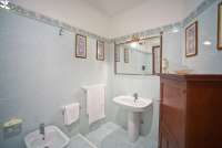 Bildet viser bad i familievennlig ferieleilighet i landsby i Toscana.