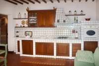 Bildet viser kjøkken i feriebolig i landsby i Toscana.