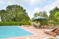 Bldet viser basseng i villa som passer for storfamilie på ferie i Toscana.