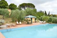 Bildet viser basseng med utsikt i feriehus ved Pisa i Italia.