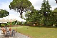 Bildet viser terrasse og hage utenfor stort, barnevennlig feriehus i Toscana.