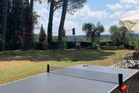 Bildet viser bordtennisbord i feriehus for stor familie ved Pisa i Toscana.