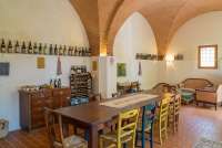 Bildet viser frokostrom på familievennlig feriebosted i Toscana.