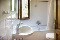 Bildet viser bad i feriebolig på gård med frokost nært Pisa.