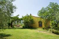 Bildet viser feriehus med utsikt på gård i Toscana.