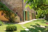 Bildet viser steinhus på barnevennlig olivengård nært Pisa og Firenze i Italia.