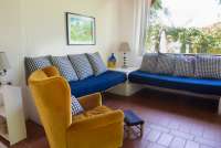 Bildet viser stue i feriehus på barnevennlig gård med dyr nært Pisa og Firenze.