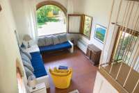 Bildet viser oppholdsrom i feriehus på gård med matservering nært Pisa i Italia.