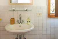 Bildet viser bad i feriehus med basseng på gård i Toscana.