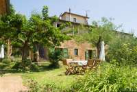 Bildet viser spisebord i hagen på feriebosted med utsikt nært Pisa i Toscana.