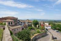 Bildet viser middelalderlandsby på en høyde nært Pisa i Toscana.