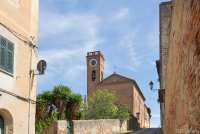 Bildet viser kirke i landsby i Toscana.