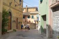 Bildet viser gate i toskansk landsby.