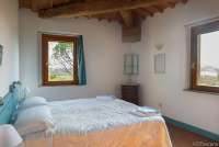 Bildet viser soverom i stor feriebolig på barnevennlig gård nært Pisa.