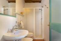 Bildet viser bad i feriebolig på stor gård med dyr nært Pisa i Italia.