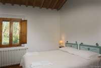 Bildet viser soverom i ferieleilighet for barnefamilier på gård i Toscana.