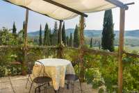 Bildet viser terrasse med utsikt på familievennlig gård nært Pisa i Italia.