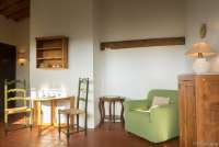 Bildet viser stue i ferieleilighet på barnevennlig gård nært Pisa i Toscana.
