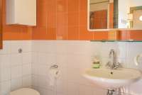 Bildet viser bad i feriebolig på gård med basseng i Toscana.