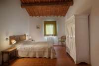 Bildet viser soverom i toskansk steinhus på feriebosted nært Pisa og Firenze.