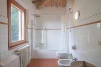 Bildet viser bad i feriebolig på barnevennlig gård nært Pisa.