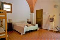 Bildet viser soverom i ferieleilighet på olivengård i Italia.