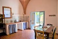 Bildet viser oppholdsrom med kjøkken i ferihus på gård i Toscana.