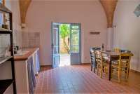 Bildet viser stort oppholdsrom på feriebosted ved Pisa.