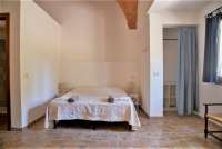 Bildet viser soverom på olivengård i Italia.