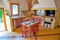 Bildet viser toskansk kjøkken på feriebosted i Toscana.