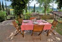 Bildet viser uteplass til ferieleilighet på gård i Toscana.