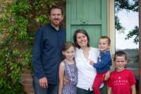 Bildet viser vertskap på barnevennlig gård med ferieleiligheter nært Pisa.