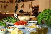 Bildet viser matvarer til bruk på matkurs på gårdsferie i Toscana.