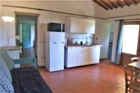 Bildet viser kjøkken i feriehus på olivengård i Toscana.