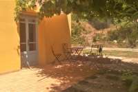 Bildet viser uteplass under pergola på olivengård i Toscana.