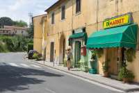 Bildet viser bar og matbutikk langs veien til Artemisia ved Pisa.