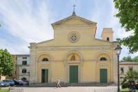 Bildet viser kirke og plassen utenfor i en toskansk landsby.