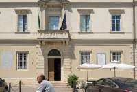 Bildet viser mann på sykkel i gate i landsby ved Pisa.