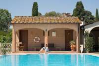 Bildet viser basseng og badehus på olivengård ved Pisa.