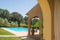 Bildet viser basseng og utsikt på olivengården Artemisia i Toscana.