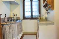 Bildet viser toskansk kjøkken i ferieleilighet på olivengård.