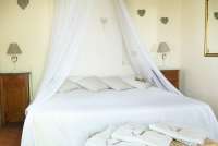 Bildet viser himmelseng i ferieleiligheten Rosa på Artemisia i Toscana.