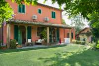 Uteplassen til leiligheten Rosso ligger lengst til høyre i feriehuset. Foto.