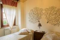 Foto av soverom med to enkeltsenger og vakker veggdekorasjon i leiligheten Verde.