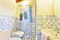 Bildet viser bad i ferieleilighet nært Firenze i Italia.