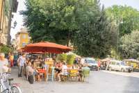 Bildet viser uteservering i Firenze sentrum.