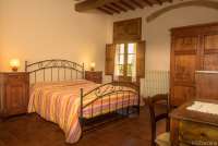 Occhio Bello har to soverom. Bilde av soverom med dobbeltseng i ferieleiligheten Occhio Bello.