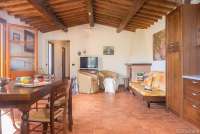 Bildet viser stue med sofa og spisebord i feriehuset Villa Vista ved Pisa i Toscana.